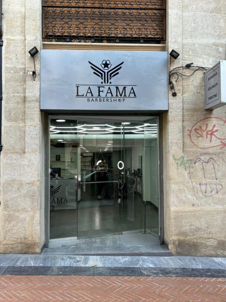 La Fama Barbershop fachada